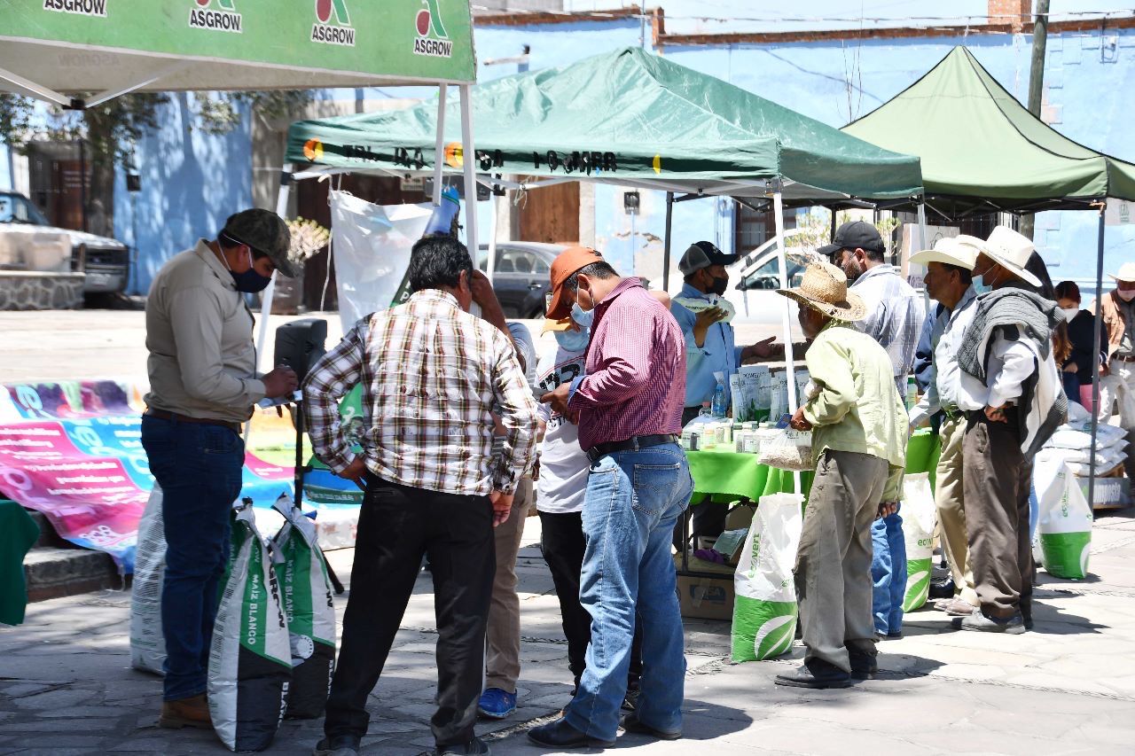 Con el tianguis de semilla se promueve y apoya la producción agrícola local: Salvador Santos Cedillo